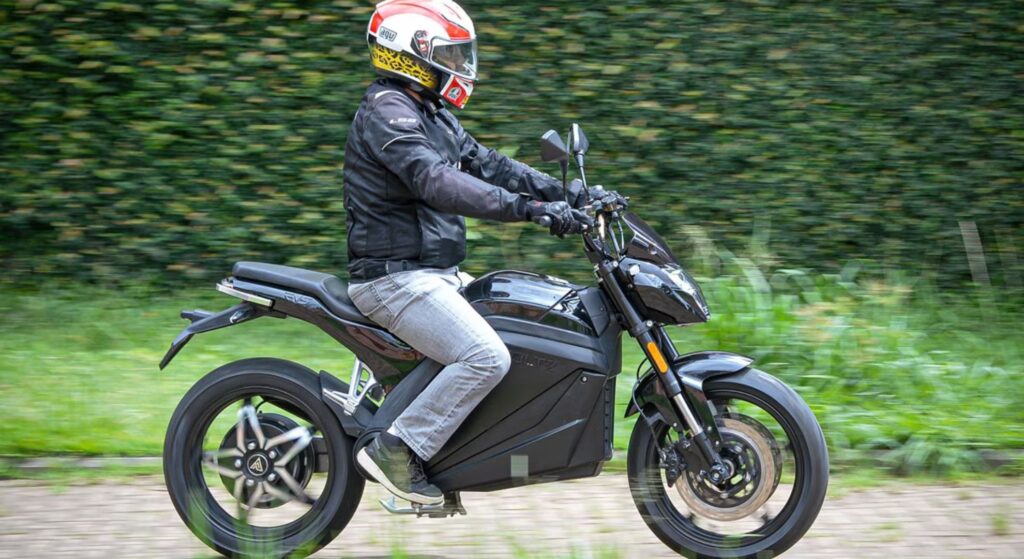 Voltz EVS 2022 preta em velocidade.