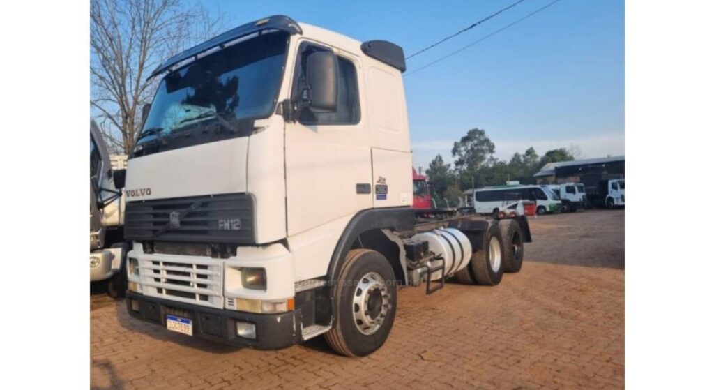 Volvo FH-12 2000 branco na diagonal.
