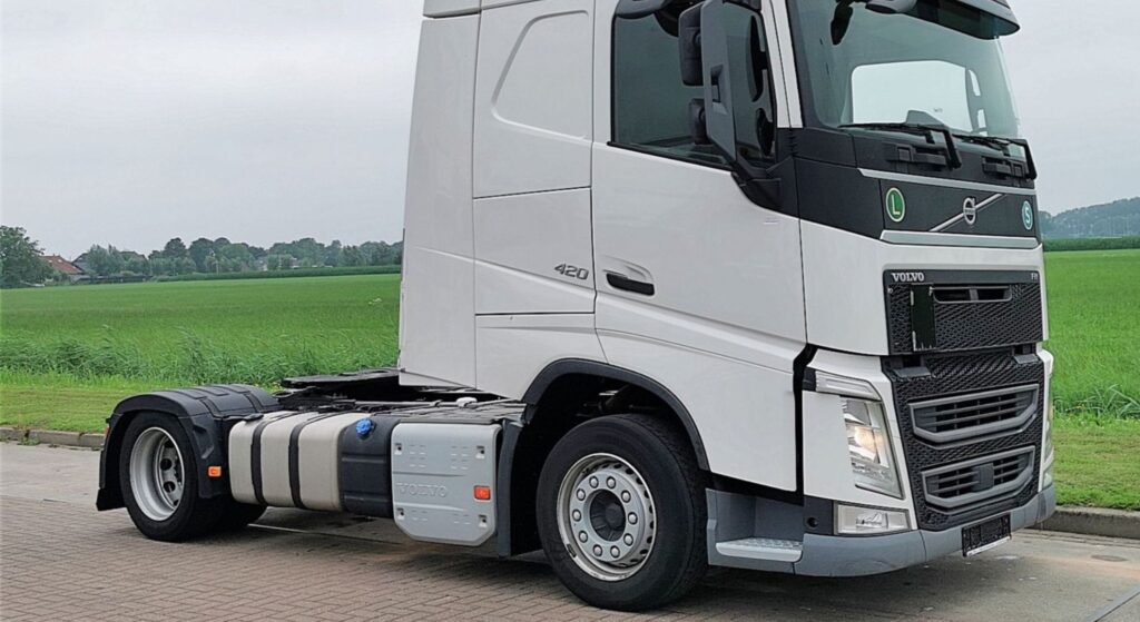 Volvo FH 420 2017 branco de lado.