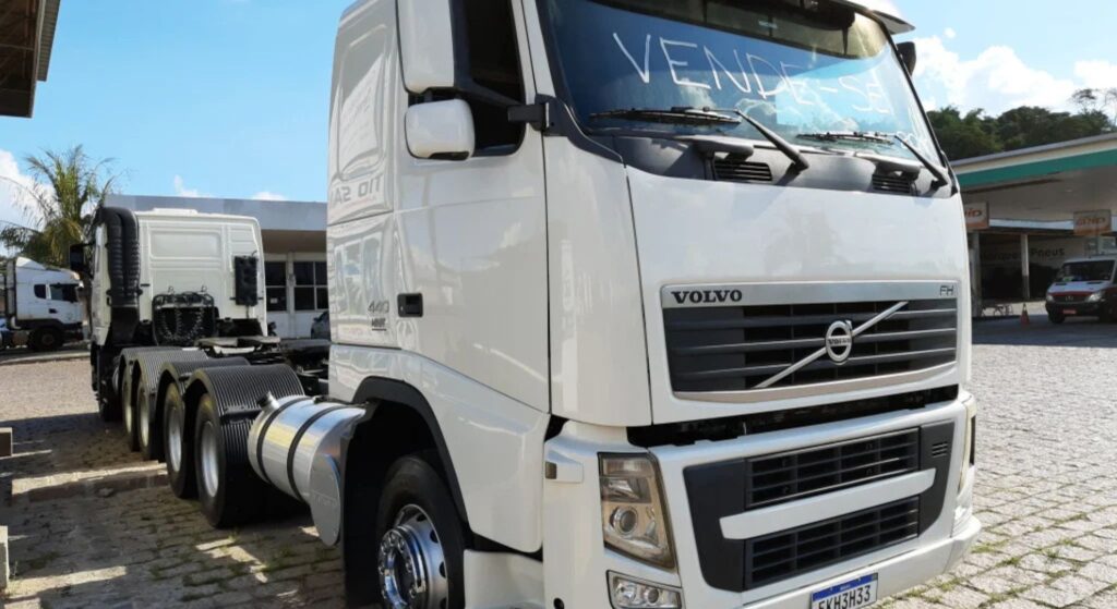 Volvo FH 440 2010 branco na diagonal.
