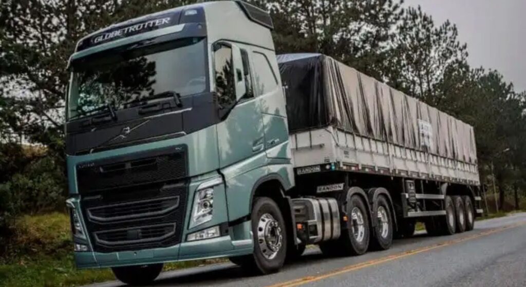 Volvo FH 500 2020 em velocidade