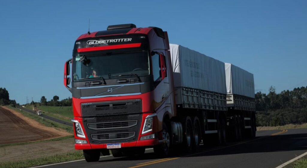 Volvo FH 540 2014 vermelho em velocidade.