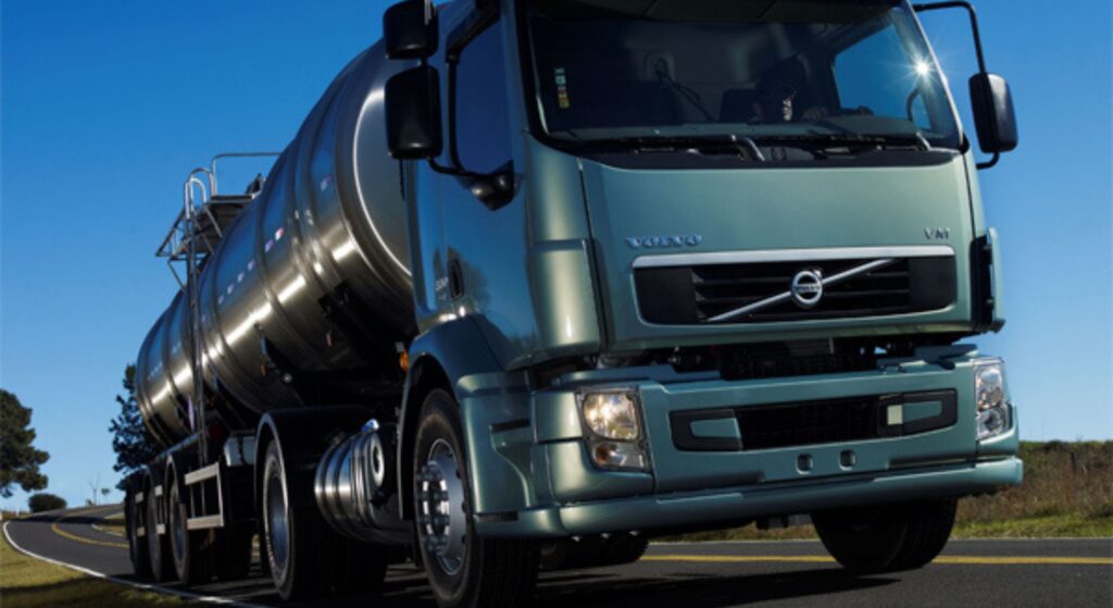Volvo Vm 2003 azul em velocidade.