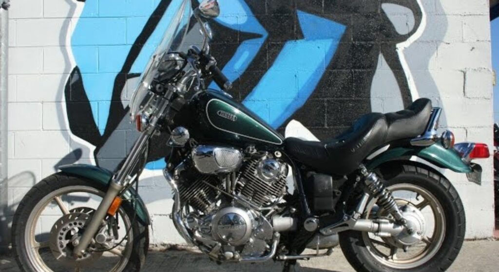 Yamaha 750 Virago 1994 preta de lado.