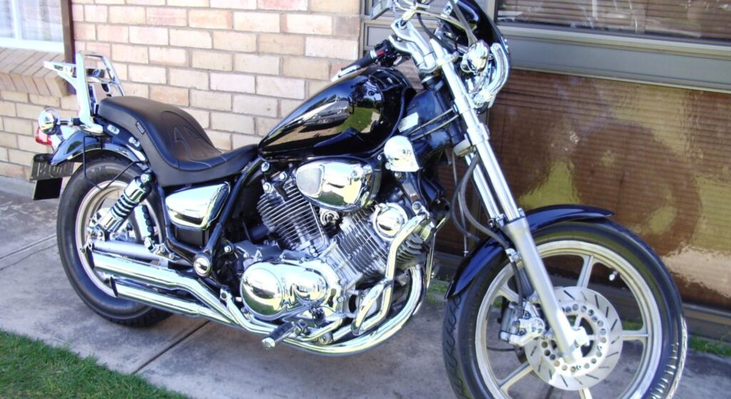 Yamaha 750 Virago 1996 preta de lado.