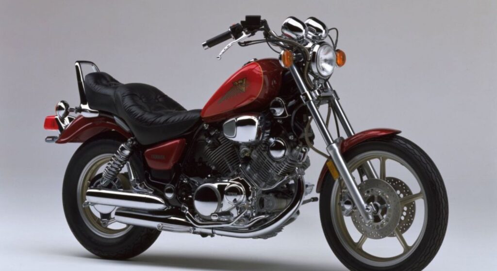 Yamaha 750 Virago 1997 vermelha de lado.