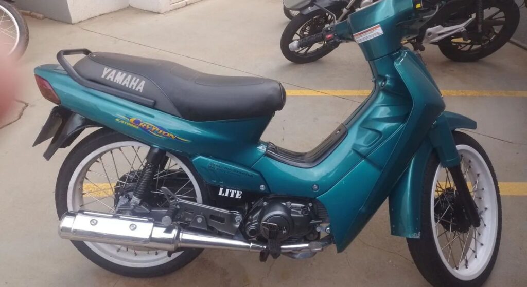 Yamaha Crypton 100 2002 azul de lado.