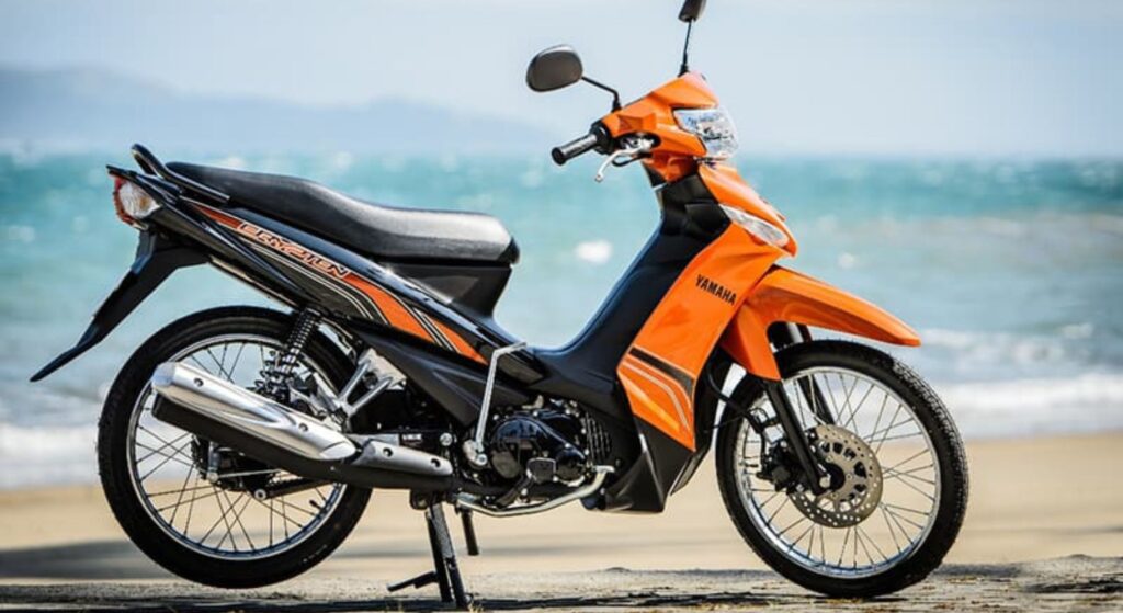 Yamaha Crypton 2011 laranja de lado.