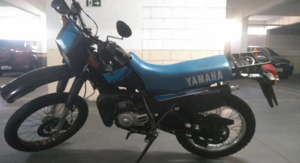 Yamaha DT 200 1993 azul de lado.