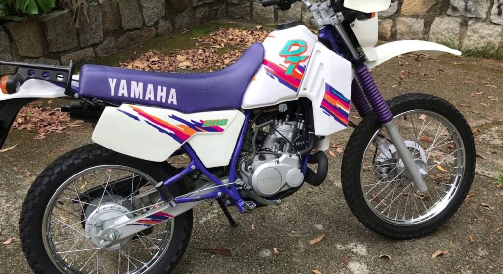 Yamaha DT 200 1994 branca de lado.