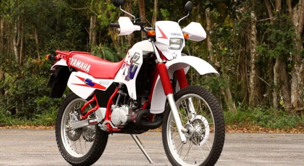 Yamaha DT 200 1995 vermelha na diagonal.