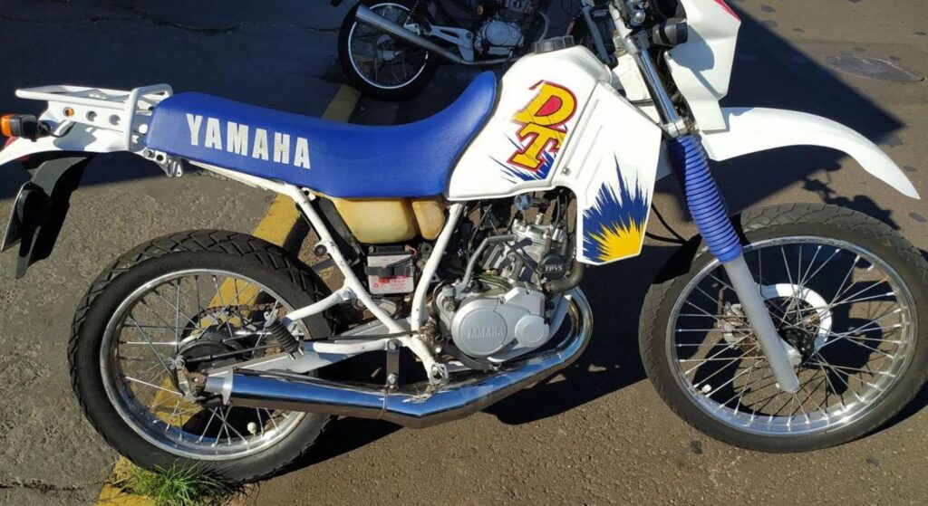 Yamaha DT 200 1996 branca de lado.