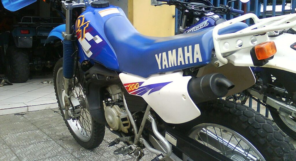 Yamaha DT 200 1997 branca de costas.