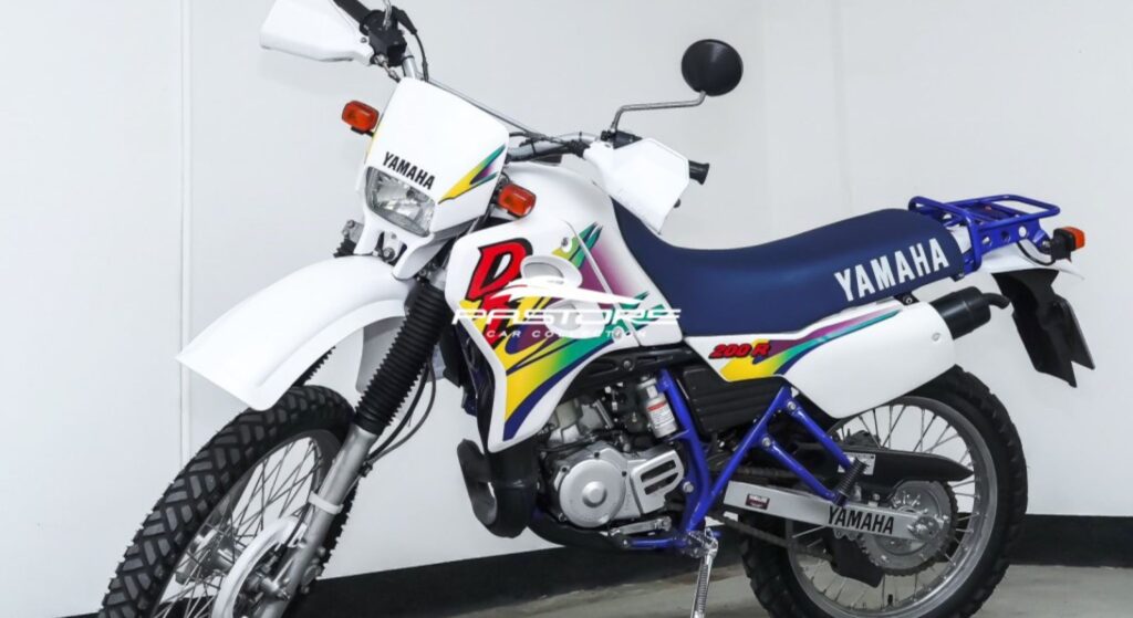 Yamaha DT 200 1998 branca na diagonal.