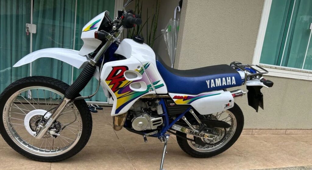 Yamaha DT 200 1999 branca de lado.