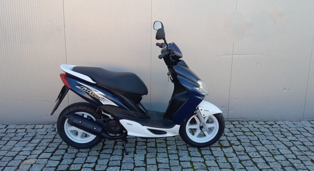 Yamaha Jog Teen 50 1998 branca de lado.