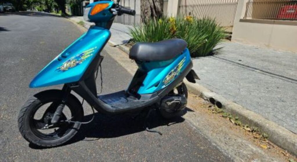 Yamaha Jog Teen 50 2001 azul de lado.