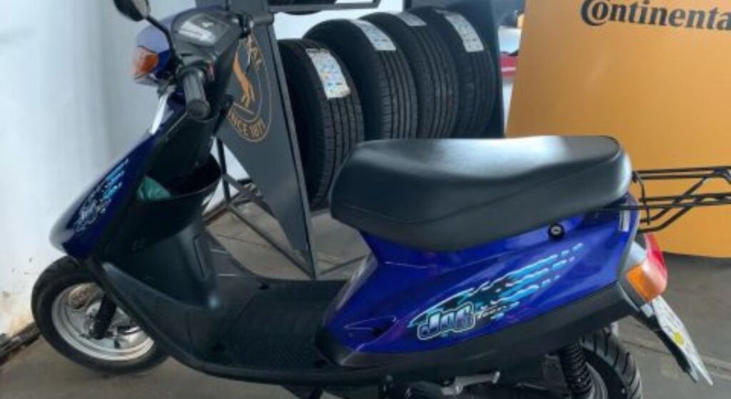 Yamaha Jog Teen 50 2002 azul de lado.