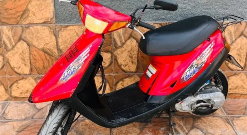 Yamaha Jog Teen 50 2005 vermelha de lado.
