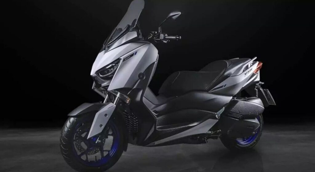 Yamaha Nmax 2022 branca de lado.