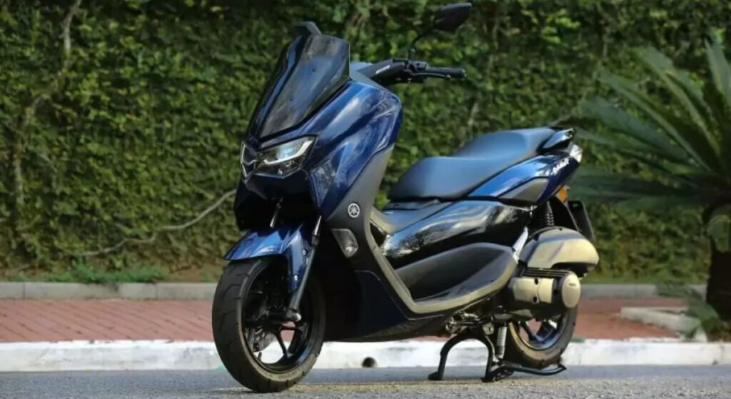 Yamaha Nmax 2023 cinza na diagonal.