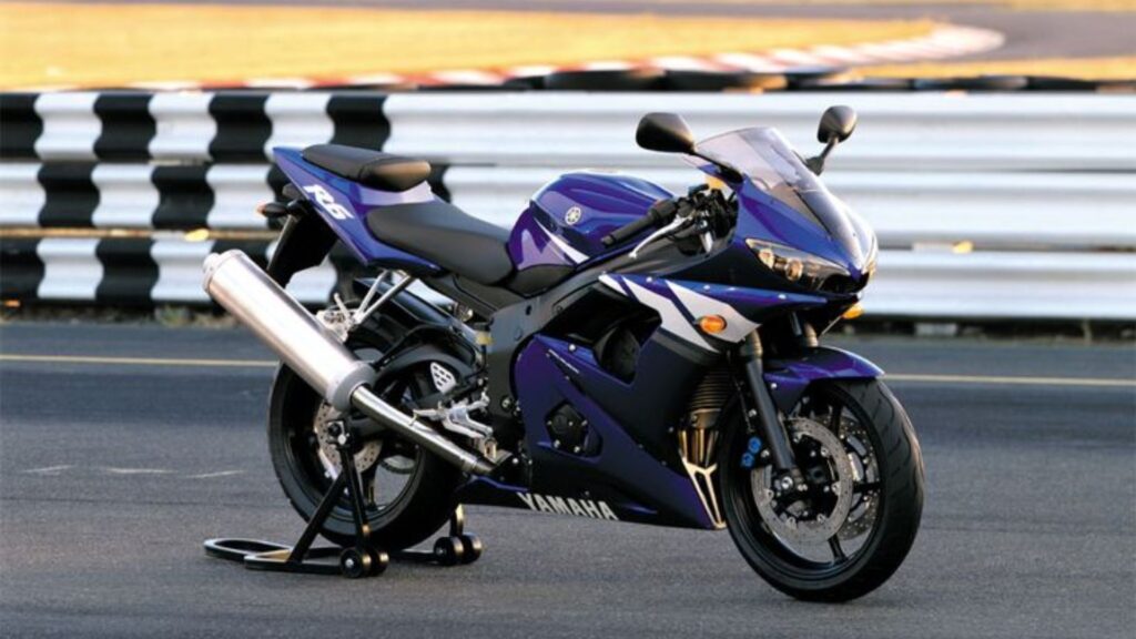Yamaha R6 2004 azul na diagonal.