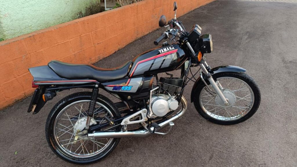 Yamaha RD 135 1991 na diagonal.
