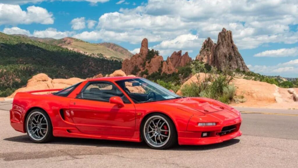 Acura NSX 1992 vermelha de lado.