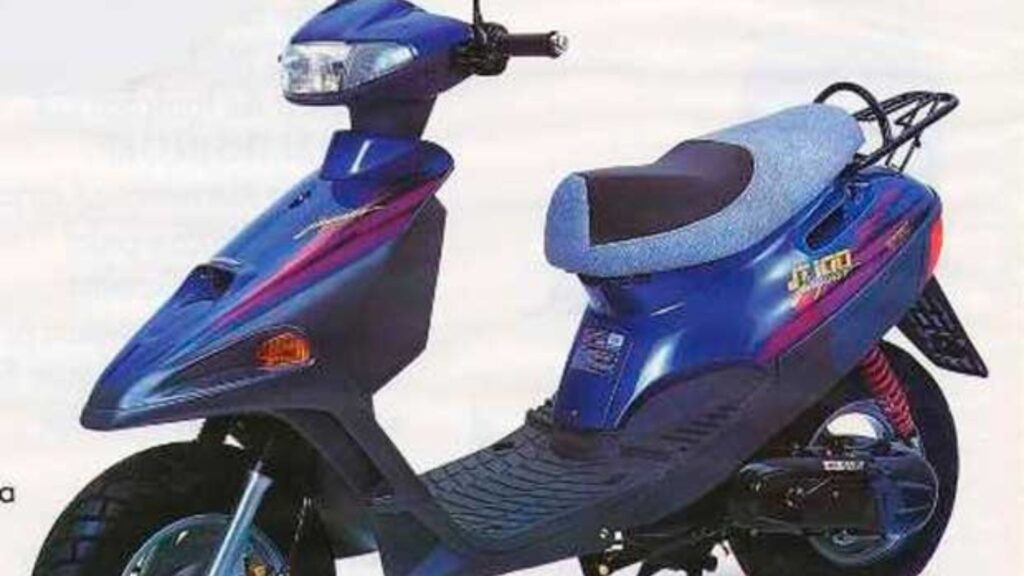 ADLY JAGUAR 1996 na diagonal em um fundo branco.