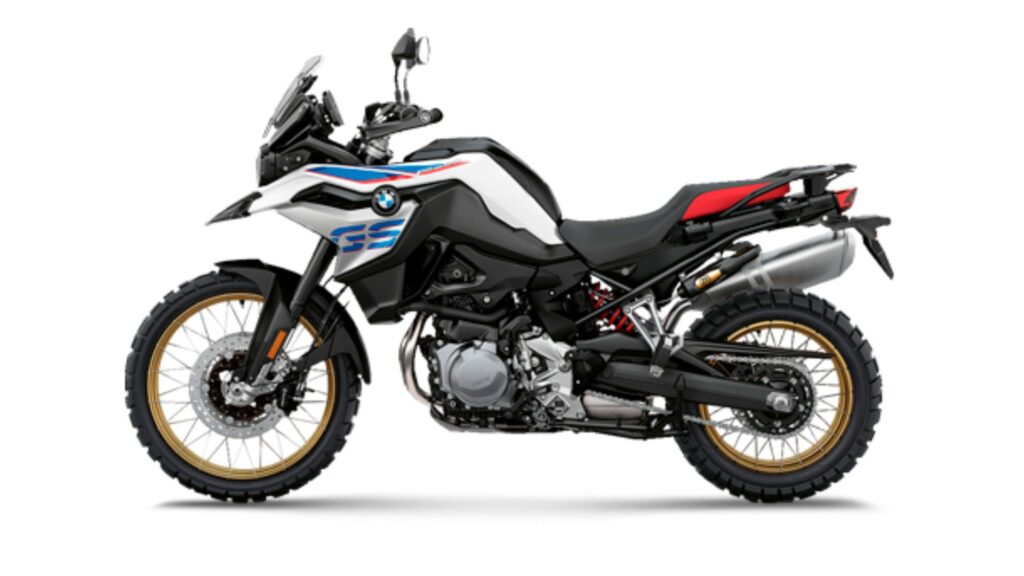 Lateral da BMW F 850 GS 2020 branca no fundo branco.