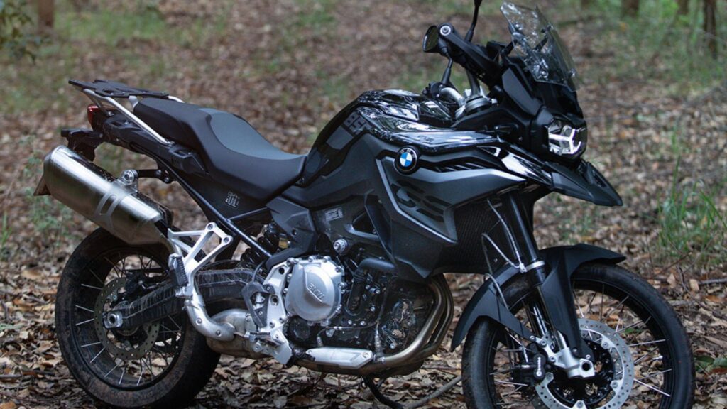 BMW F 850 GS 2023 preta na diagonal.