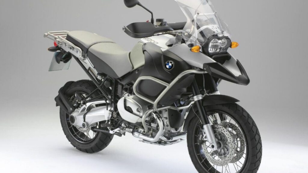 BMW R 1200 GS 2004 na diagonal em um fundo branco.