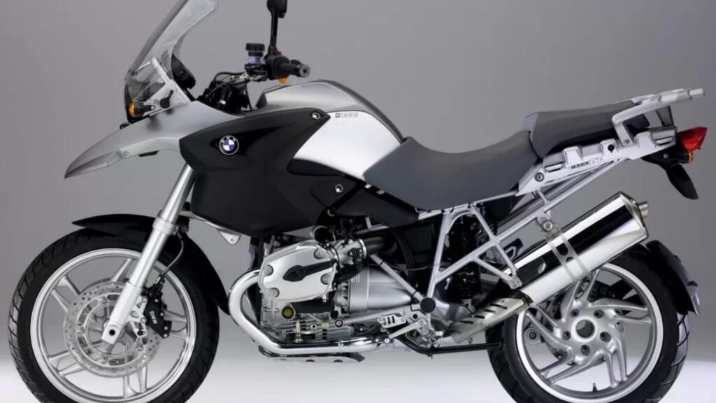 BMW R 1200 GS 2007 cinza de lado em um fundo branco.