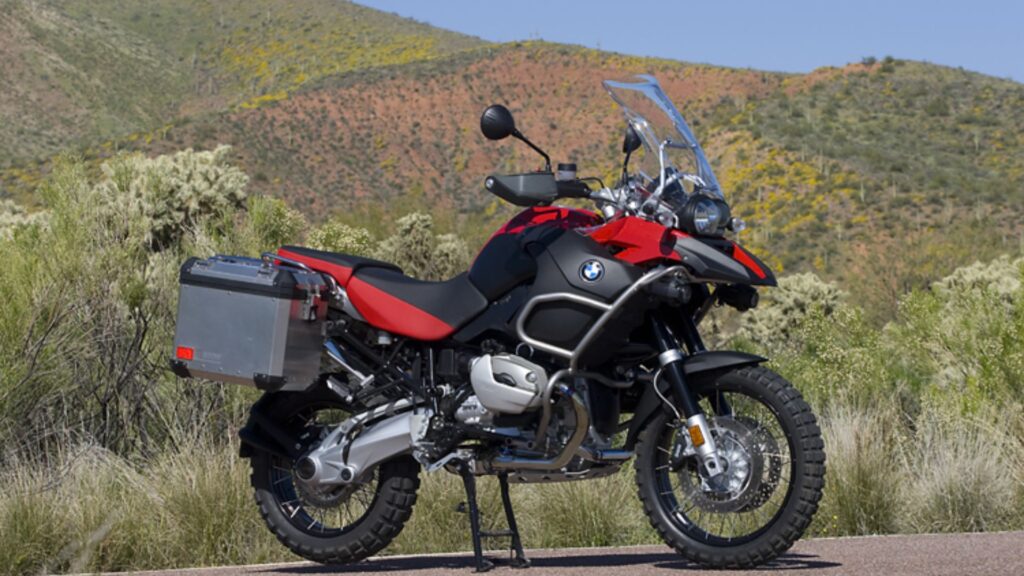 BMW R 1200 GS 2008 vermelha na diagonal.