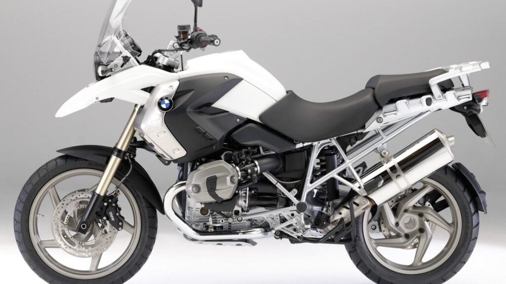 Lateral da BMW R 1200 GS 2010 branca no fundo branco.