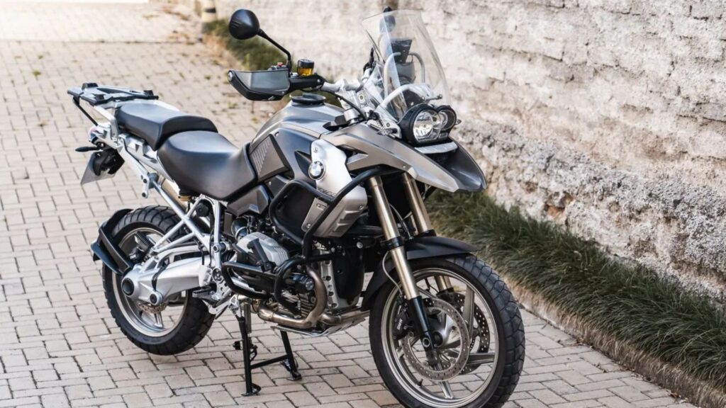 BMW R 1200 GS 2011 cinza de lado.