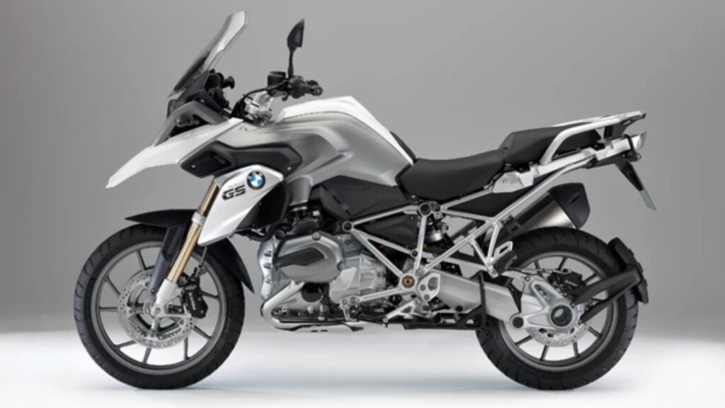 BMW R 1200 GS 2013 cinza de lado no fundo branco.