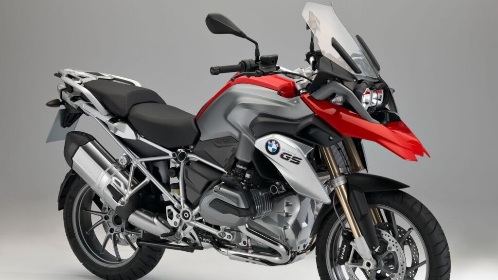BMW R 1200 GS 2014 vermelha de lado no fundo branco.