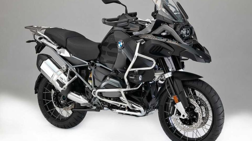 BMW R 1200 GS 2017 preta na diagonal em um fundo cinza.
