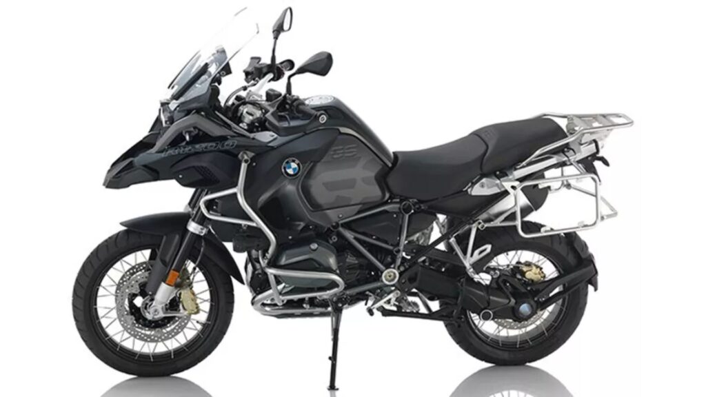 Lateral da BMW R 1200 GS 2018 preta no fundo branco.