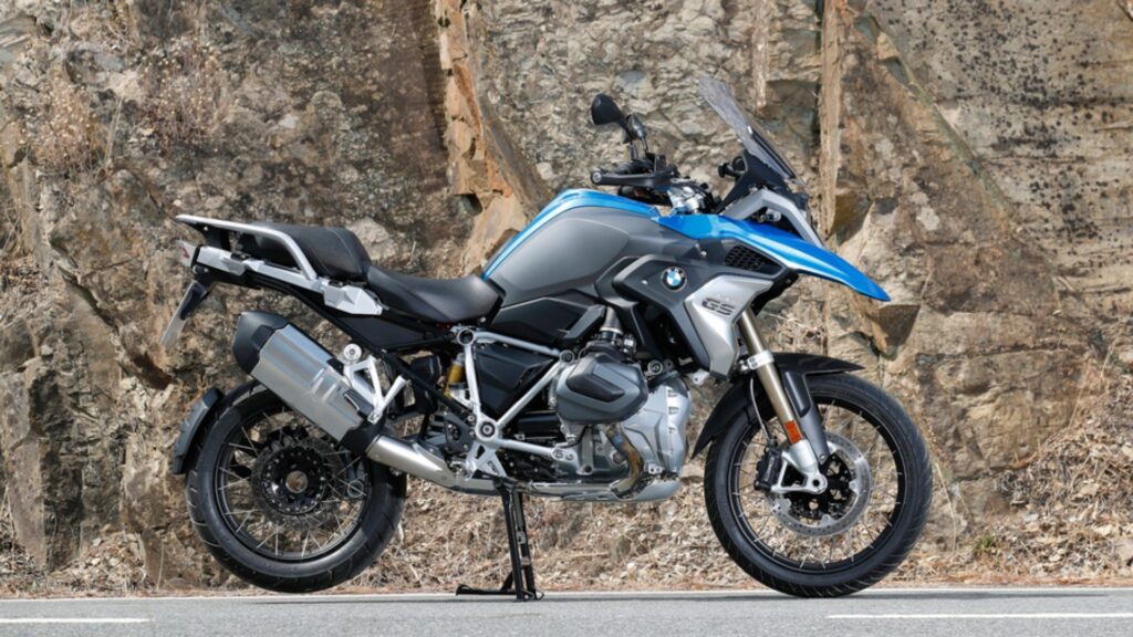 Lateral da BMW R 1250 GS 2020 azul.