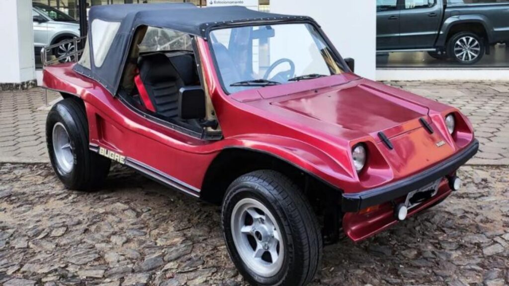 Bugre Buggy 1990 vermelho na diagonal.