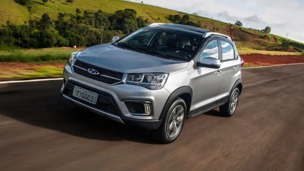 Caoa Chery Tiggo 2 2018 prata na estrada.