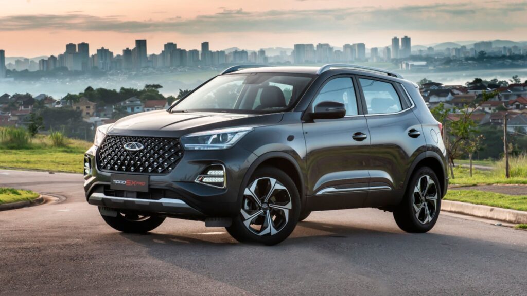 Caoa Chery Tiggo 5X 2023 cinza escuro na diagonal.