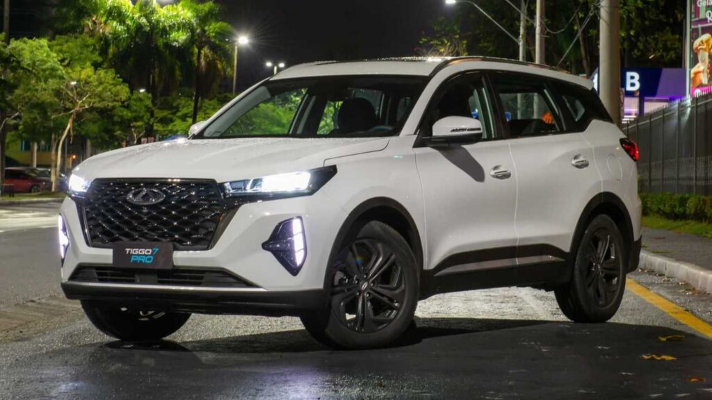 Caoa Chery Tiggo 7 Zero Km branco na diagonal de noite.