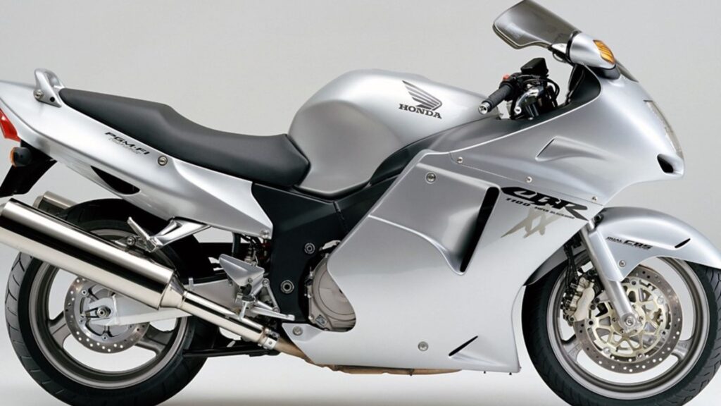 HONDA CBR 1100 XX SUPER BLACKBIRD 2005 prata no fundo branco.