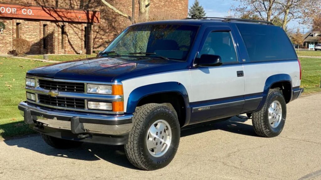 Chevrolet Blazer 1994 azul na diagonal.