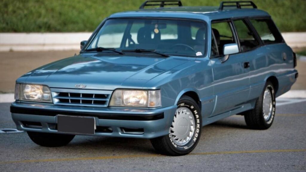 Chevrolet Caravan 1992 azul parada n diagonal.