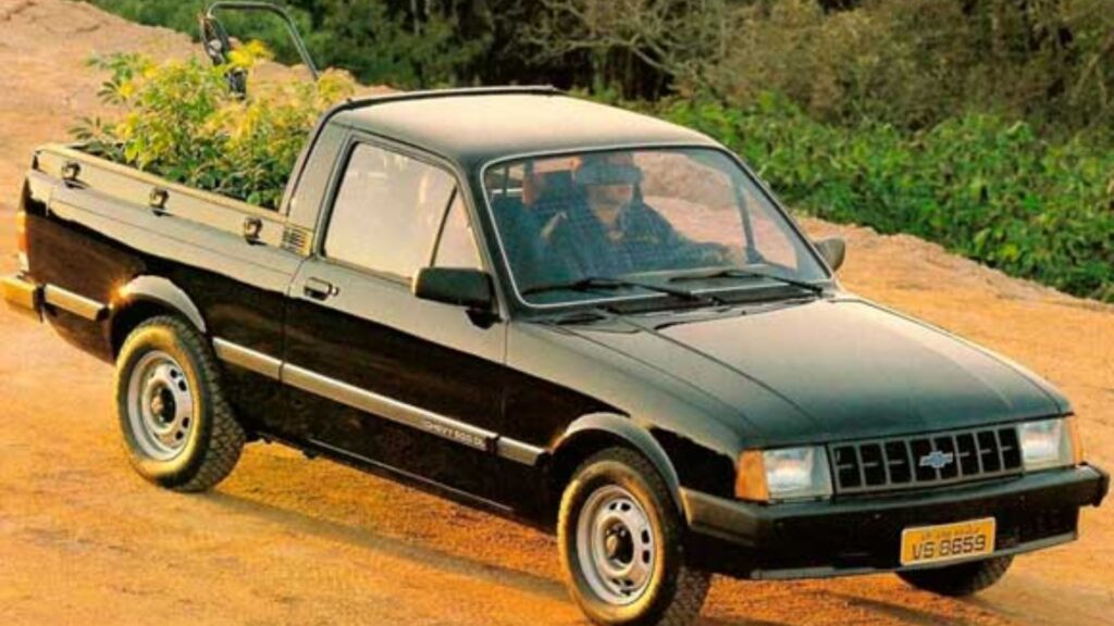 Chevrolet Chevy 1986 preta na estrada de chão.