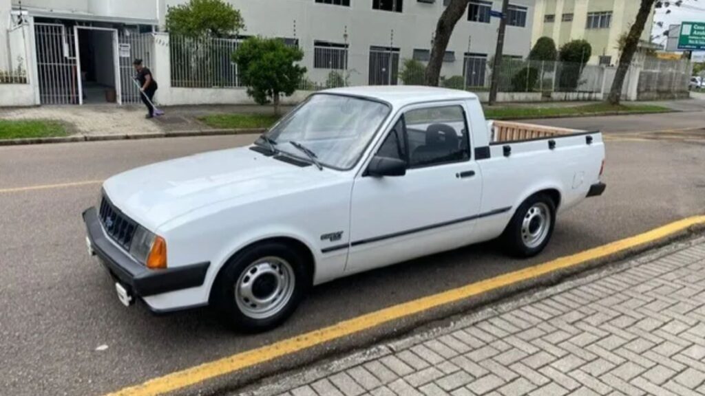 Chevrolet Chevy 1995 branco parada na beirada da estrada.